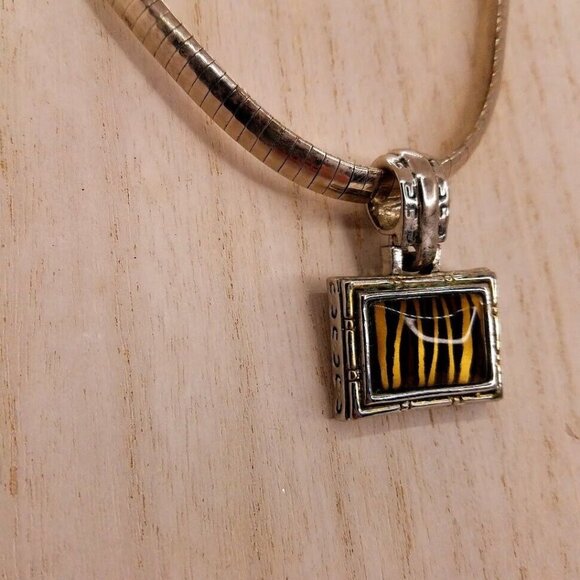 Pendant Necklace Simulated Tiger 1" Pendant 17" Omega Silver Tone Chain - Picture 4 of 9